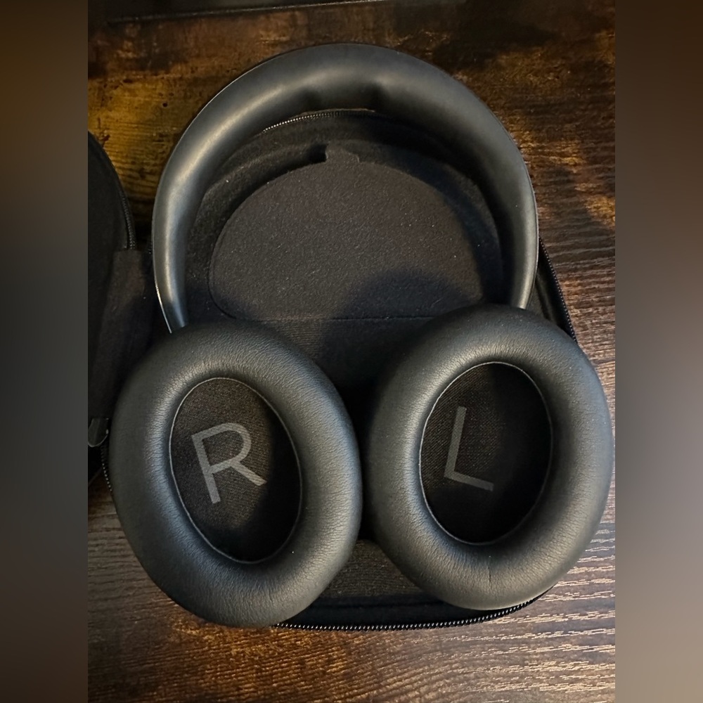 Bose Black Noise-Cancelling Headphones - Picture 2 of 3